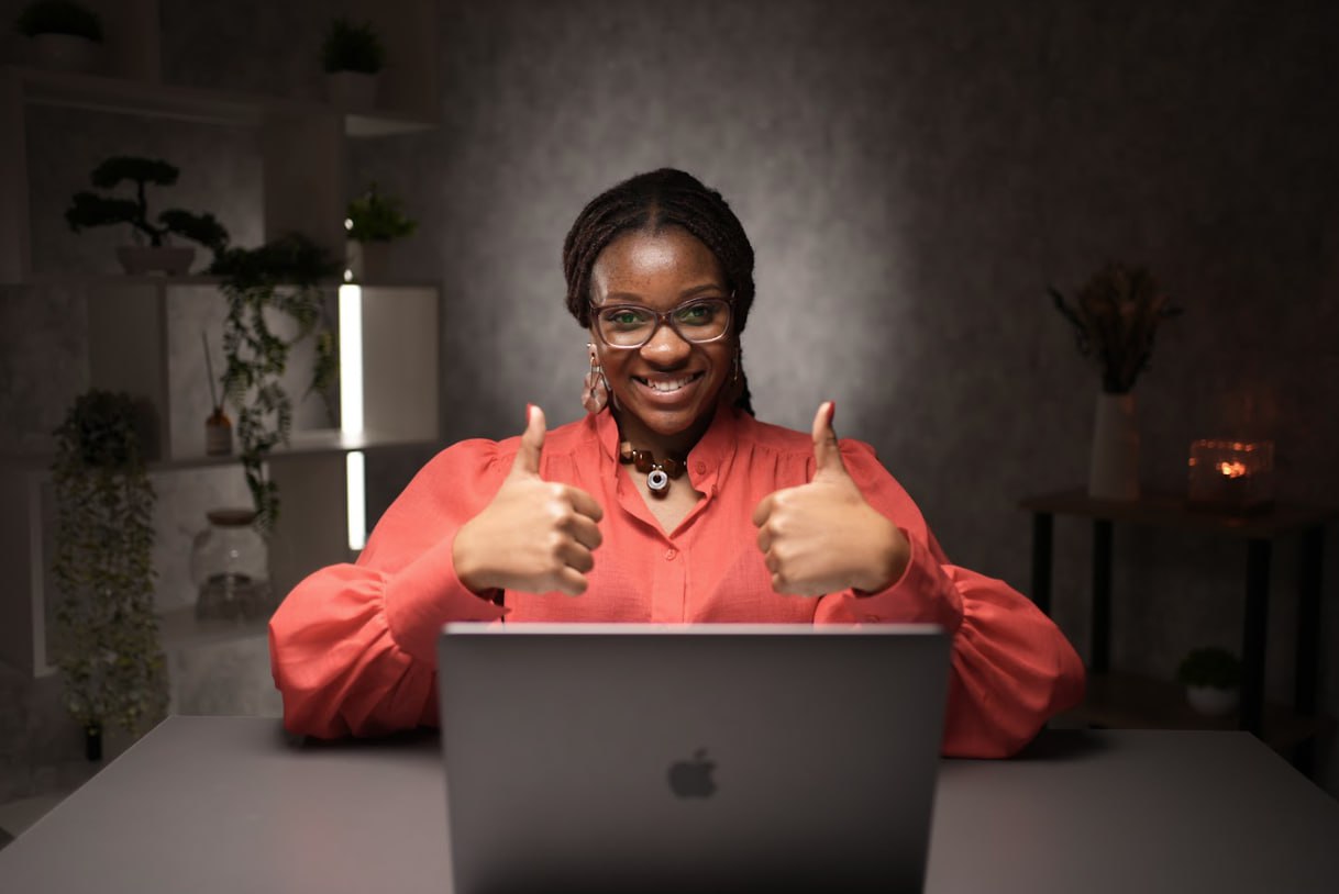 Nia. A wealthy and successful woman trader